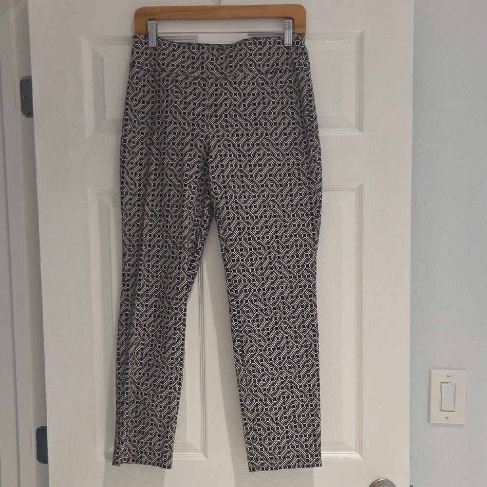Stylish Black and White Patterned Women's Cropped Pants